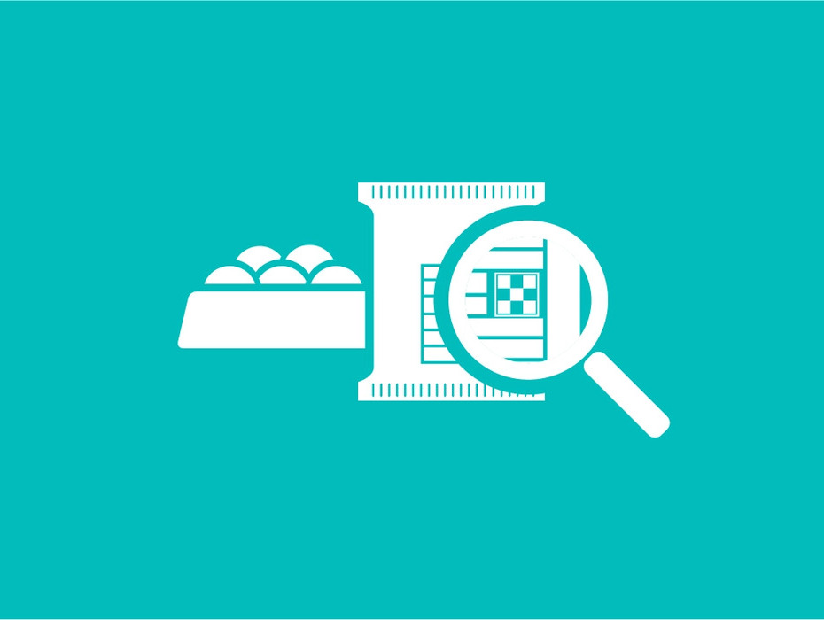 Inskripsjonen på pakken med dyrefoder er forstørret med flass