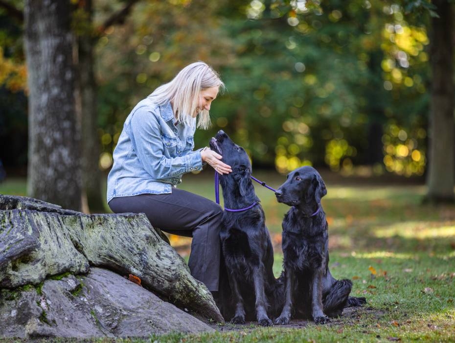Kvinner med 2 hunder