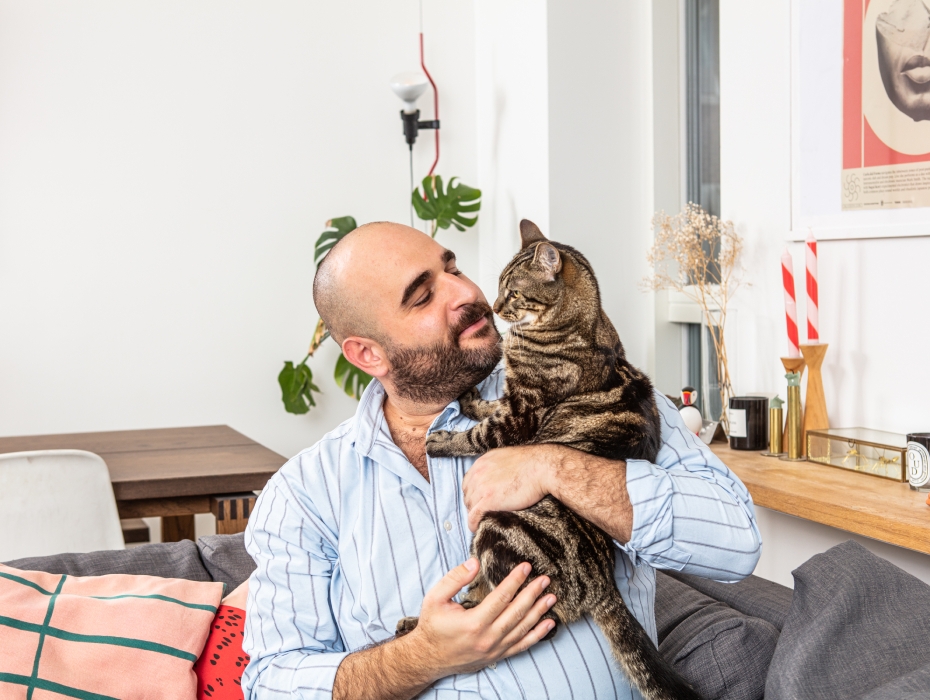 Kvinne koser med katt