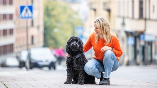 Kvinne med hund på en gate
